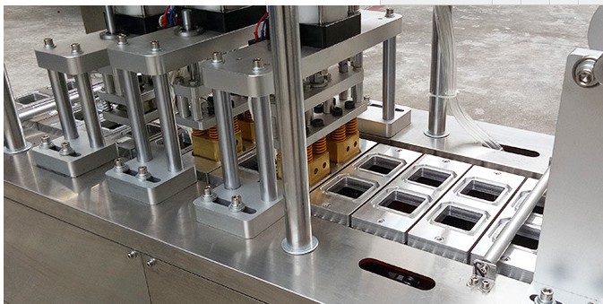 龍應(yīng)蛋黃酥全自動(dòng)灌裝封口機(jī) 龍應(yīng)蛋黃酥全自動(dòng)灌裝封口機(jī)